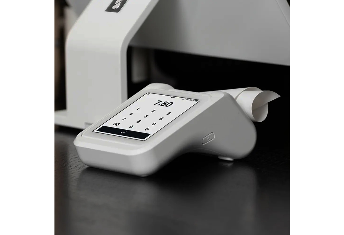 Απεικονίζεται το POS Solo πάνω σε έναν πάγκο.